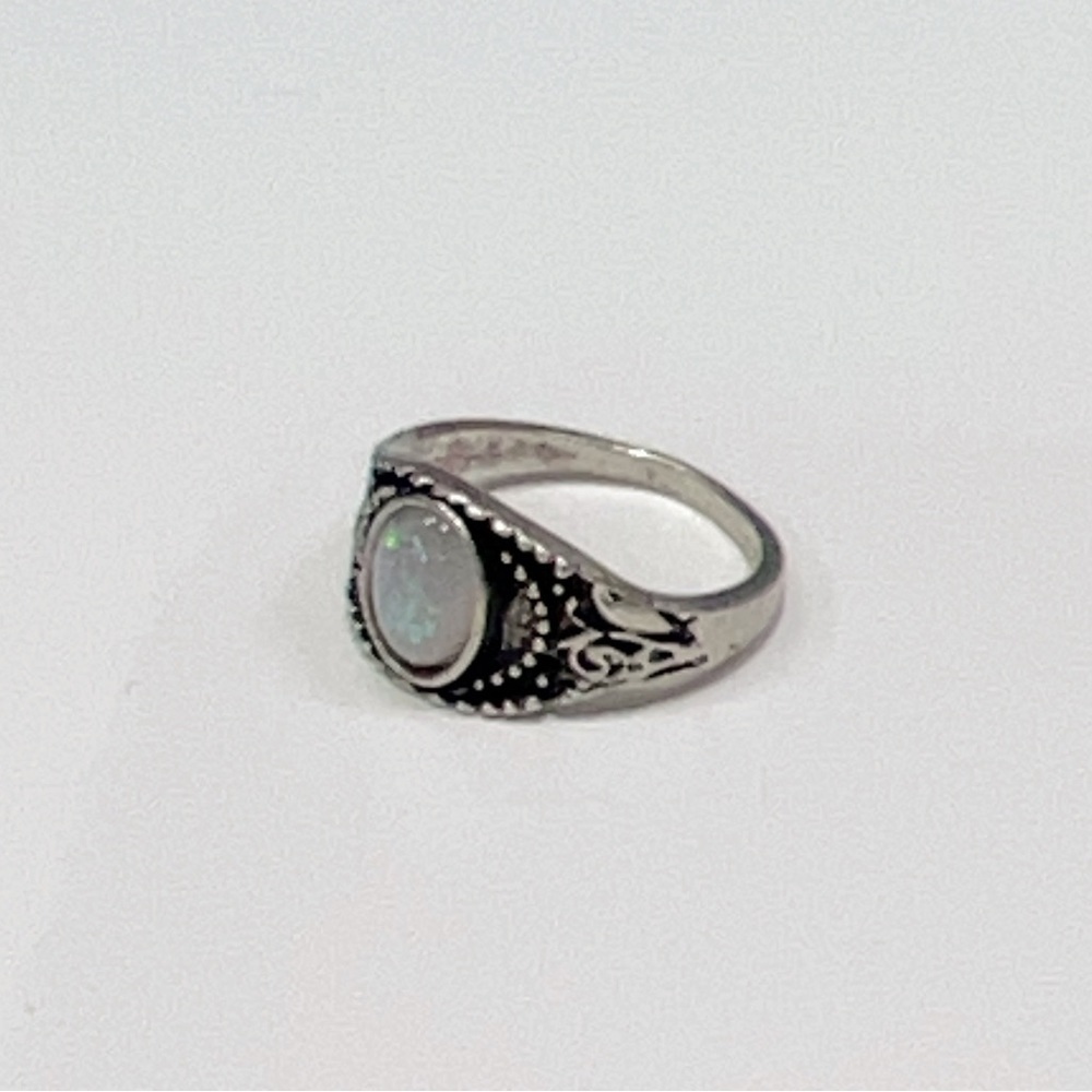 Vintage Like Ivory Faux Stone Silver plated Ring Size 7.5
** Fashion jewelry *** - Picture 2 of 3